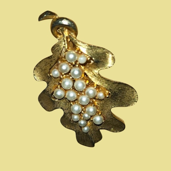 Gold Leaf Pearl Brooch by JJ  MARKED 1950-1960 One owner vintage - Picture 1 of 13